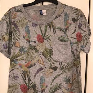 Men’s tropical, cotton t-shirt w/pocket.